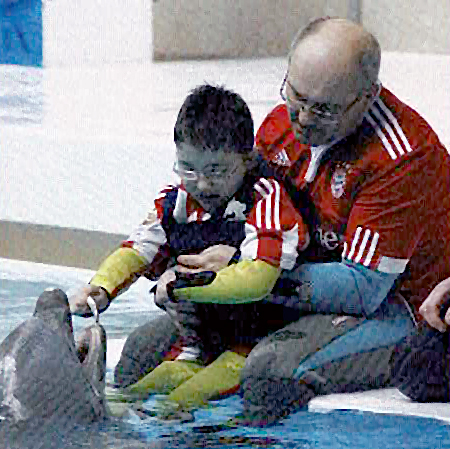 Janis durfte als Kind schon einmal mit Delfinen schwimmen. Fotos: Janis Kohlmann